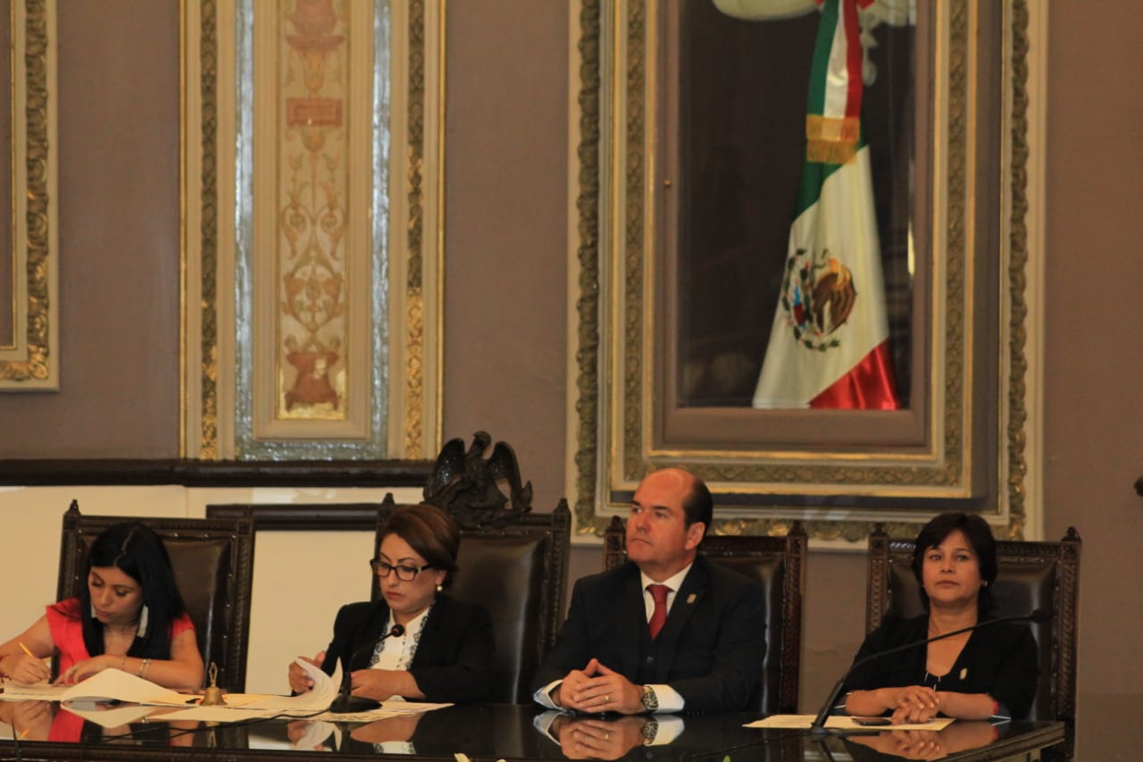 Con posicionamientos de las fracciones partidistas, inició la sesión solemne en el Congreso local. (Daniela Manzano)