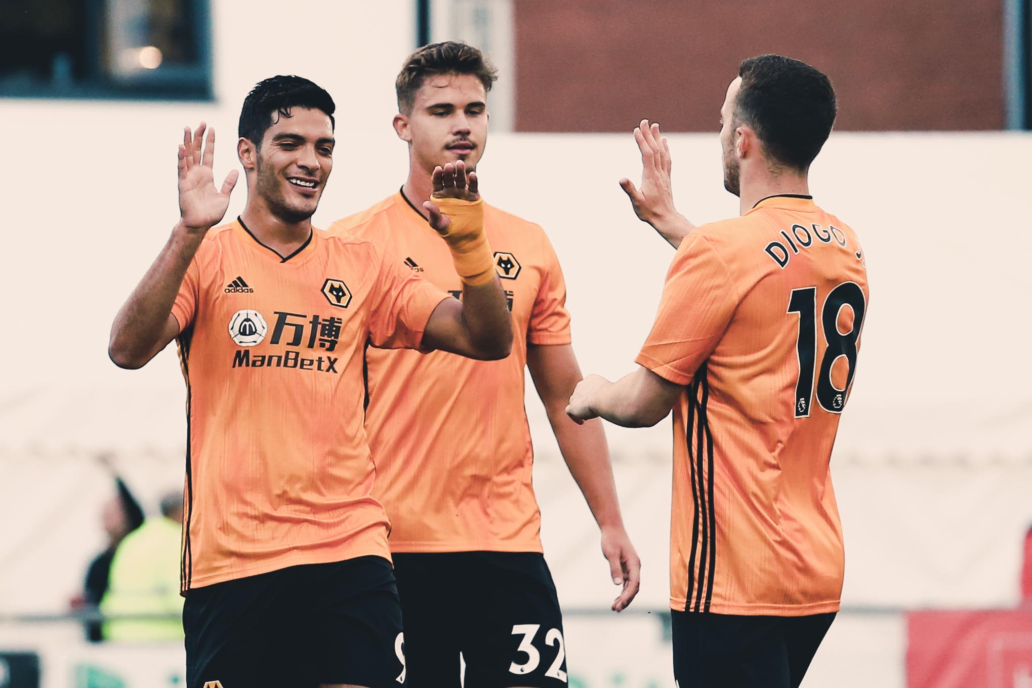 Raúl Jiménez celebra con sus compañeros del Wolverhampton (Twitter: Wolves)