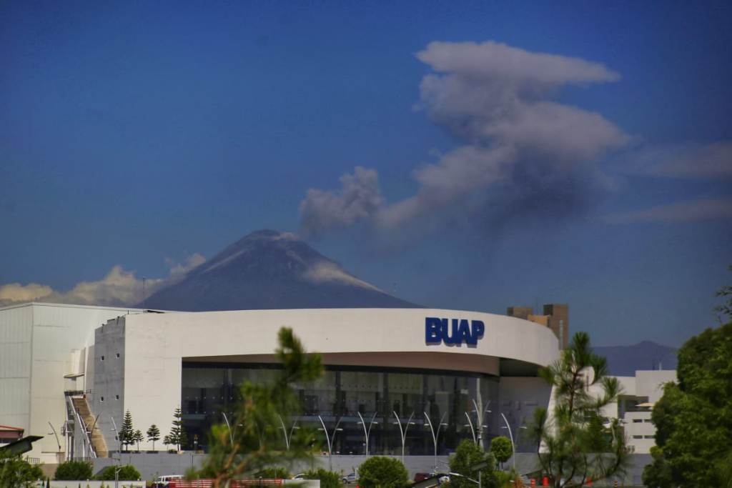 Al momento de este reporte se observa una emisión constante de vapor de agua y poca contenido de ceniza. (Andrés Lobato)
