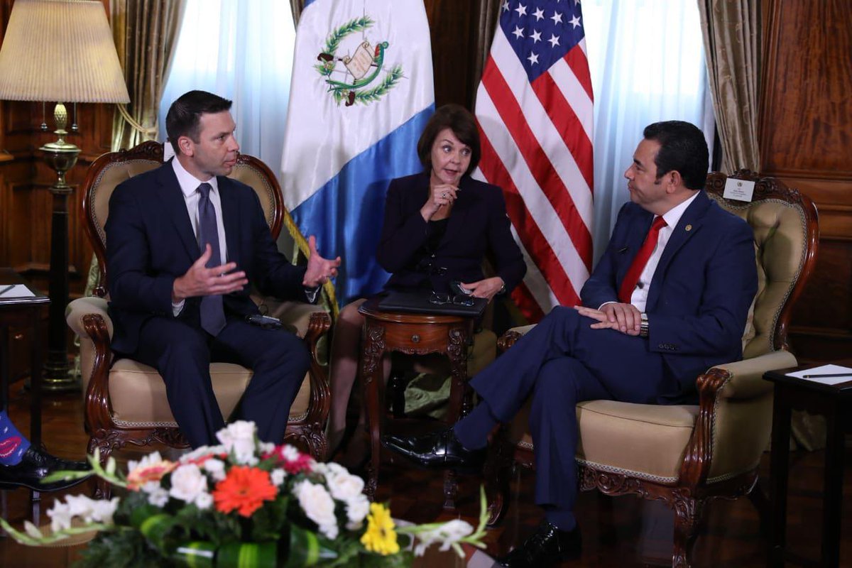 El secretario interino del Departamento de Seguridad Interior de Estados Unidos, Kevin McAleenan, se reunió hoy con el presidente Jimmy Morales. @Guat