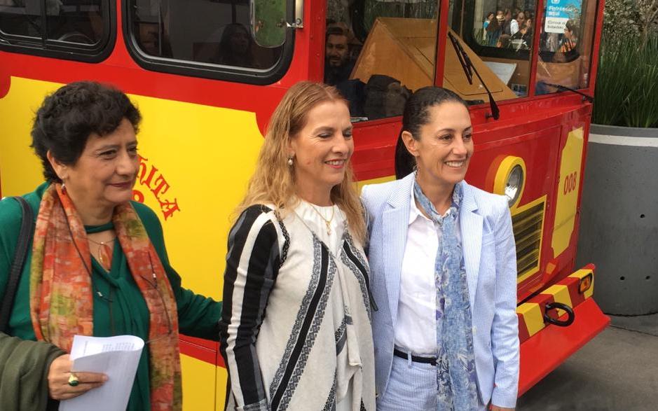 Sheinbaum y Gutiérrez Müller recorren el Centro de CdMx en tranvía. | Jorge Almazán