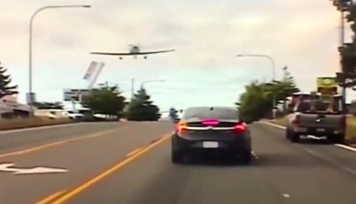 La aeronave aterrizó sin problemas en la autopista y segundos después se detuvo en un cruce de semáforo. Reuters