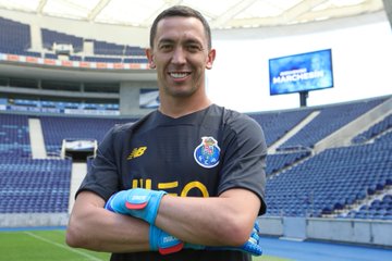 Agustín Marchesín con la playera del Porto (Twitter: @FCPorto)