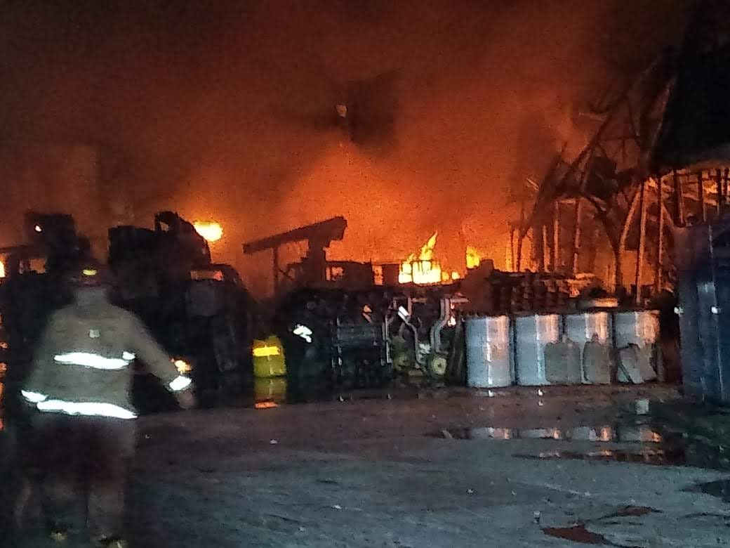 Bomberos lucharon por sofocar el fuego. (Especial)