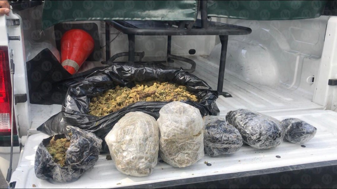 A los detenidos se les aseguró una bolsa de plástico negra que en su interior contiene marihuana. (Jorge Becerril)