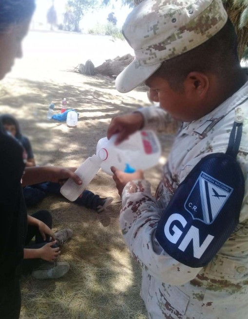 Elementos de la Guardia Nacional proporcionaron agua y alimentos a los migrantes. (Twitter | @SSPCMexico)