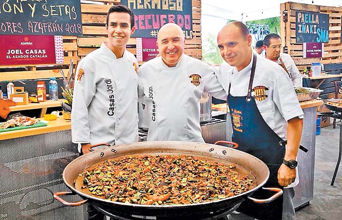 Los chefs de la paella ganadora (lechón con setas).