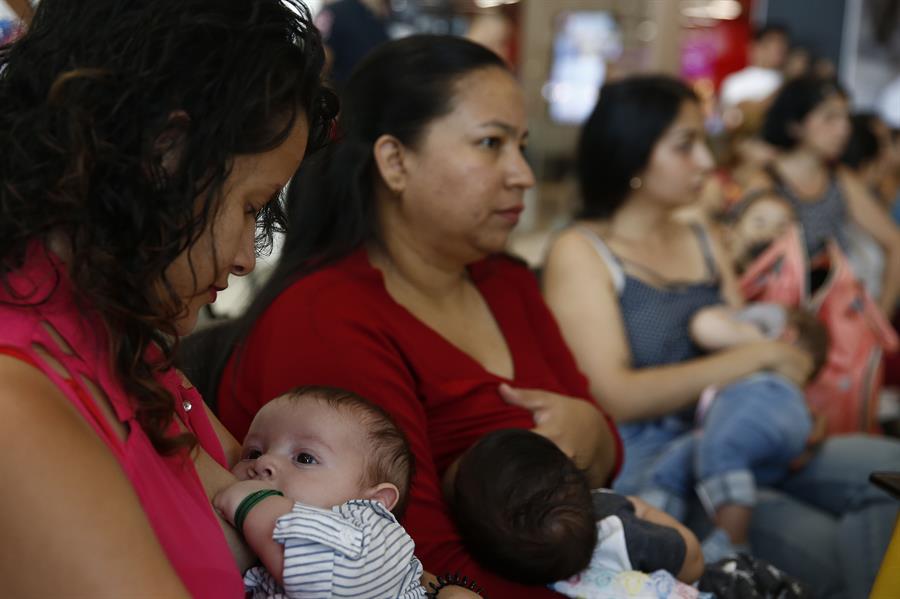 Mujeres amamantando juntas en Medellín, Colombia (EFE).