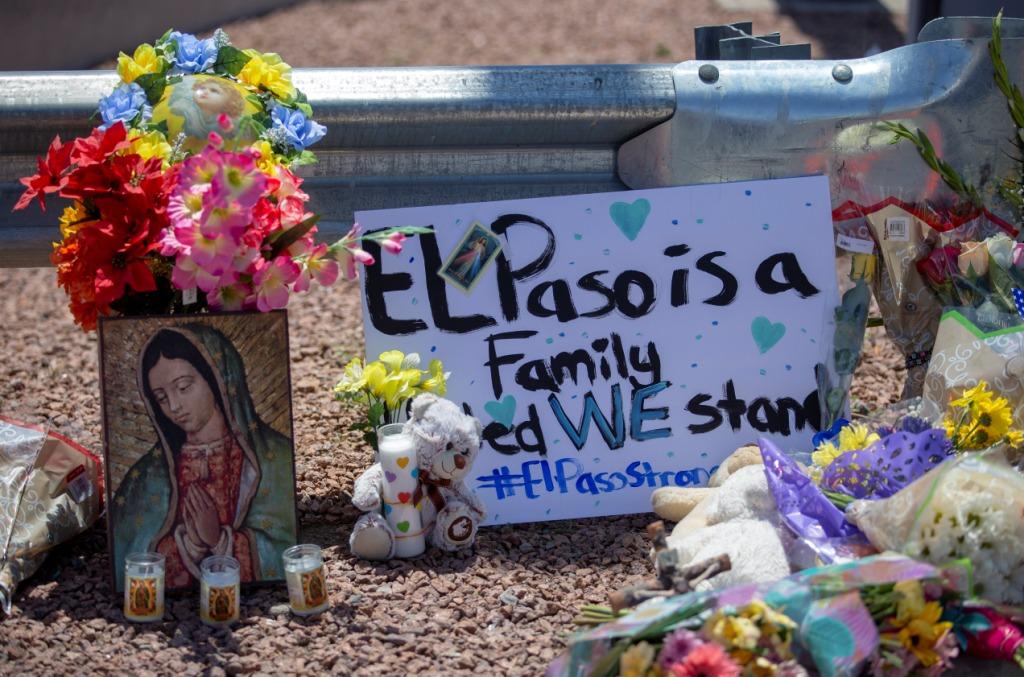 Altar en las inmediaciones del centro comercial donde ocurrió el tiroteo en El Paso, Texas. (Agencia AP)