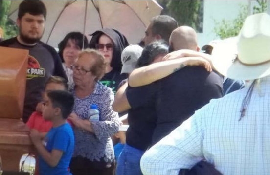 Su esposa lució desconsolada durante la ceremonia. (RAÚL RICO)