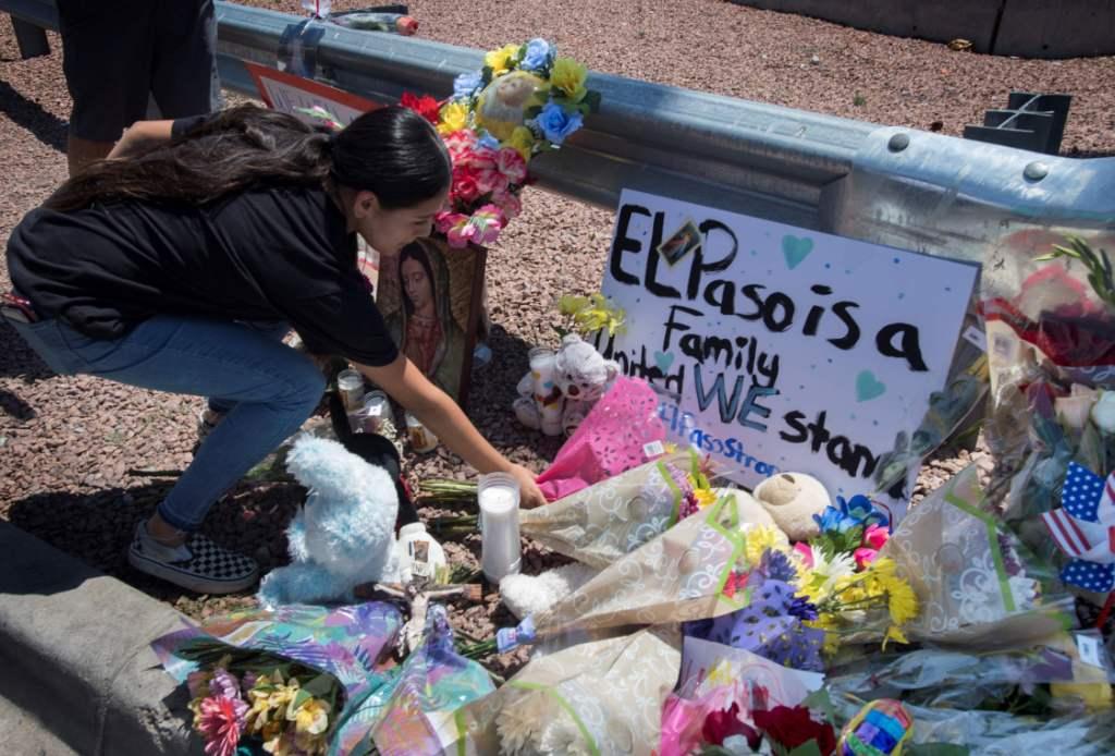 La gente ha acudido al centro comercial Cielo Vista para dejar ofrendas en memoria de las víctimas (AFP)