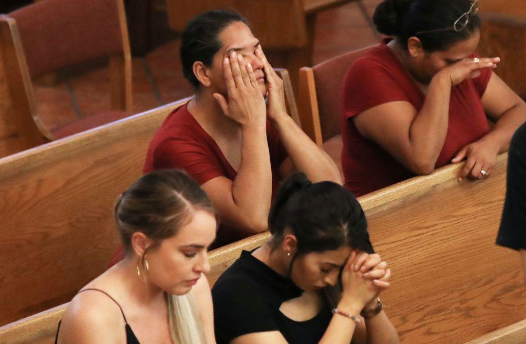 La gente ora en una misa en la iglesia de San Pío X dedicada a las víctimas del tiroteo en El Paso, Texas (AFP)