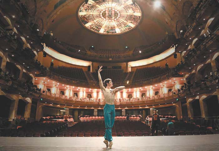 José Hurtado egresó de la Escuela Superior de Música y Danza de Monterrey. Especial