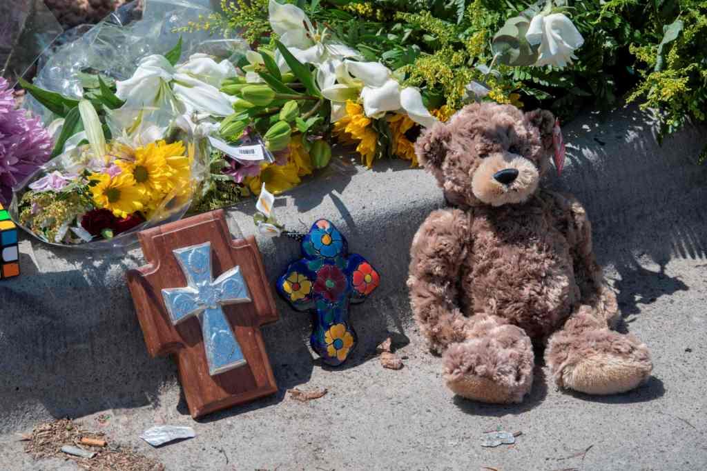 Personas han acudido a las afueras del centro comercial Cielo Vista a dejar ofrendas por los fallecidos (AFP)
