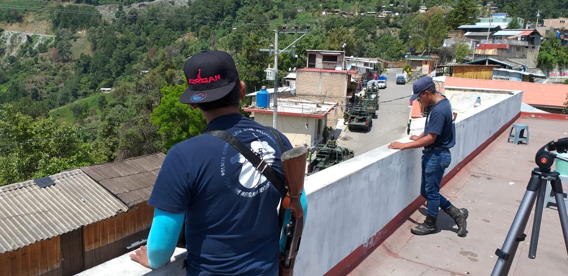 Los policías comunitarios confiaron en que la detención del líder criminal traerá paz a la capital de Guerrero. (Rogelio Agustín Eseban)