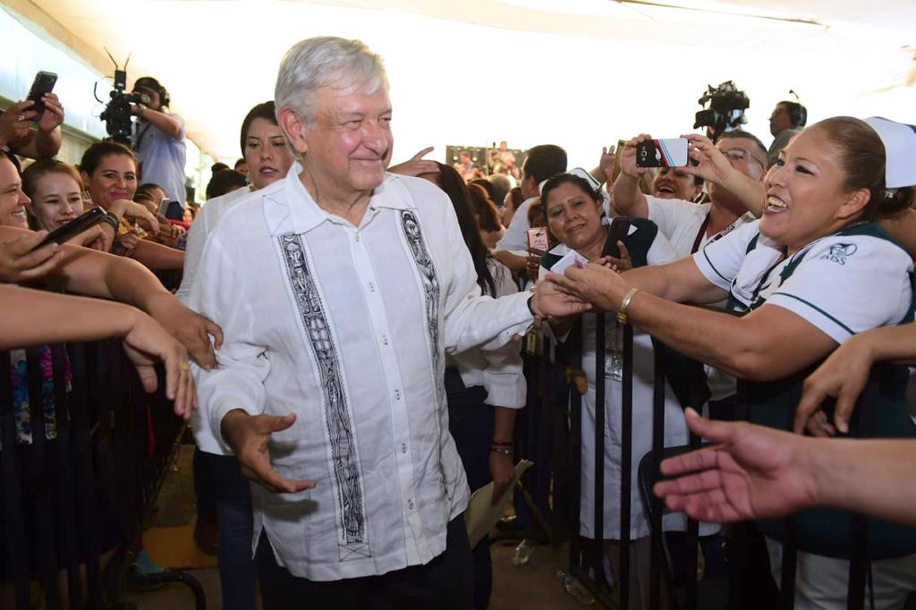 El Presidente durante su vista al Hospital Rural de Huetanamo de Núñez, Michoacán. / Especial