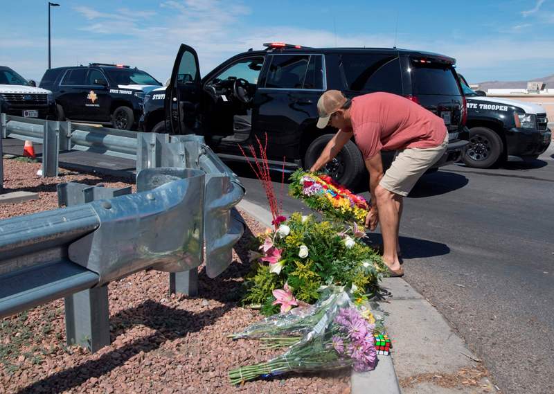 Desde las primeras horas de este domingo, algunas personas comenzaron a dejar ramos de flores en memoria de las víctimas. (AFP)