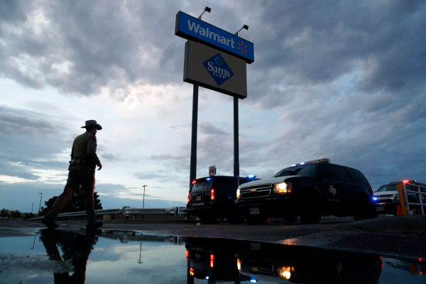 El sábado, un hombre armado abrió fuego en un centro comercial en El Paso, Texas. |AP