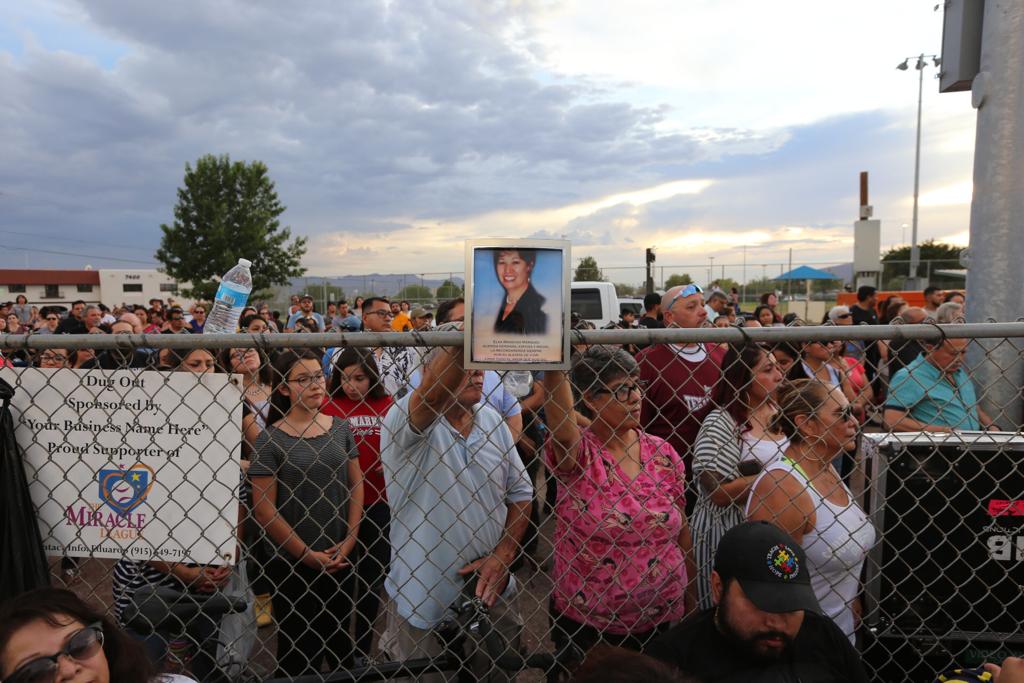 Familaires, amigos y habitantes se reunieron para despedir a las víctimas. (Jorge Carballo)