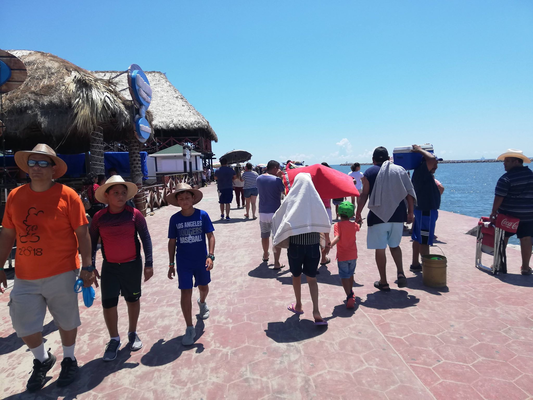 Turismo recorre las escolleras en playa Miramar (Foto/Pablo Reyes)