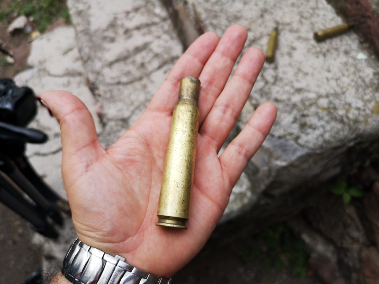 En los alrededores de la guarida de 'El Carrete' aún hay casquillos y trampas activas.