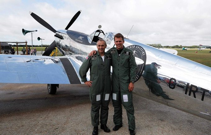 Brooks, de 58 años, y Matt Jones, de 45, pilotearán el "Silver Spitfire" por una treintena de países. (Especial)
