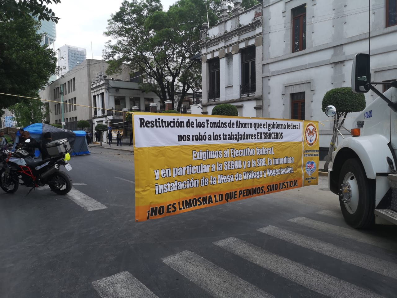 Los familiares de los ex braceros se manifiestan para el pago de fondos de ahorro. (Foto: César Velázquez)