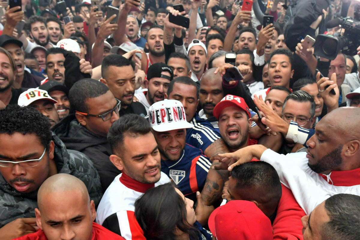 Locura en la llegada de Dani Alves a Sao Paulo (AFP)