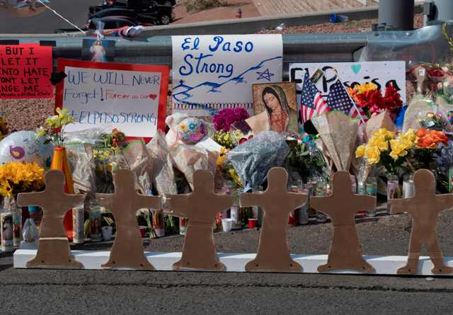 Un memorial improvisado recuerda a las víctimas del tiroteo en El Paso/AFP.