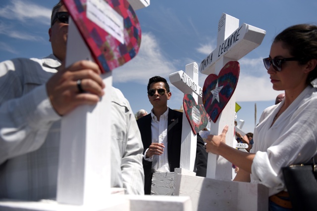 En El Paso, instalan cruces para representar a las víctimas del atentado/Reuters.