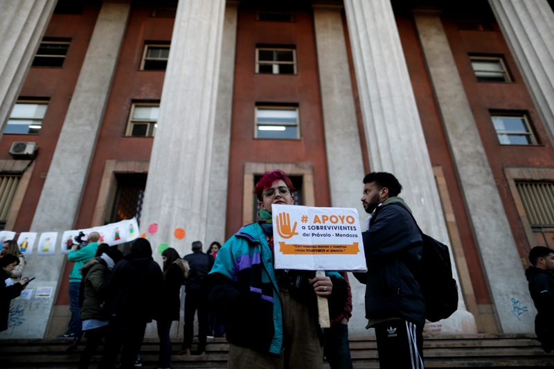 A las puertas del tribunal, un grupo de jóvenes del instituto se manifestaron con pancartas con la leyenda "Apoyo a sobrevivientes del Próvolo". (AP)