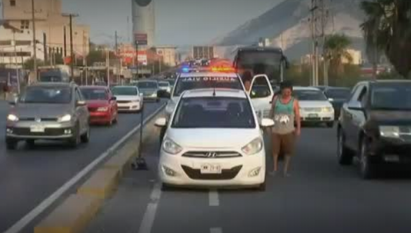 Al lugar acudió una grúa para retirar uno de los vehículos más afectados. (Foto: Especial)