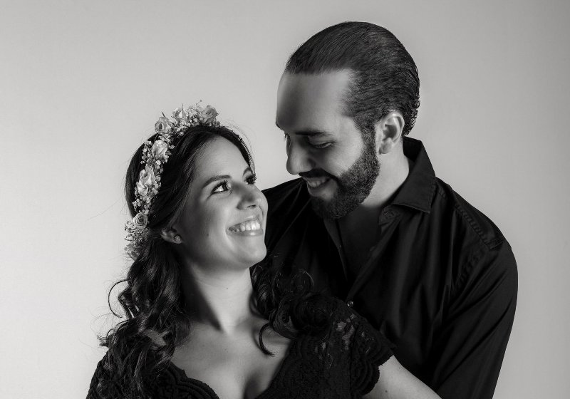 Bukele y su esposa