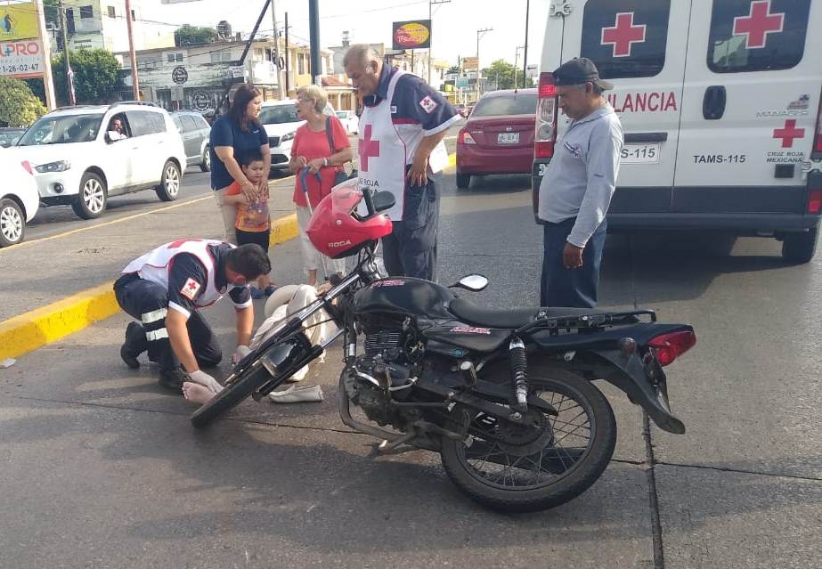 Cruz Roja auxilia al lesionado. (Jesús Alberto García)