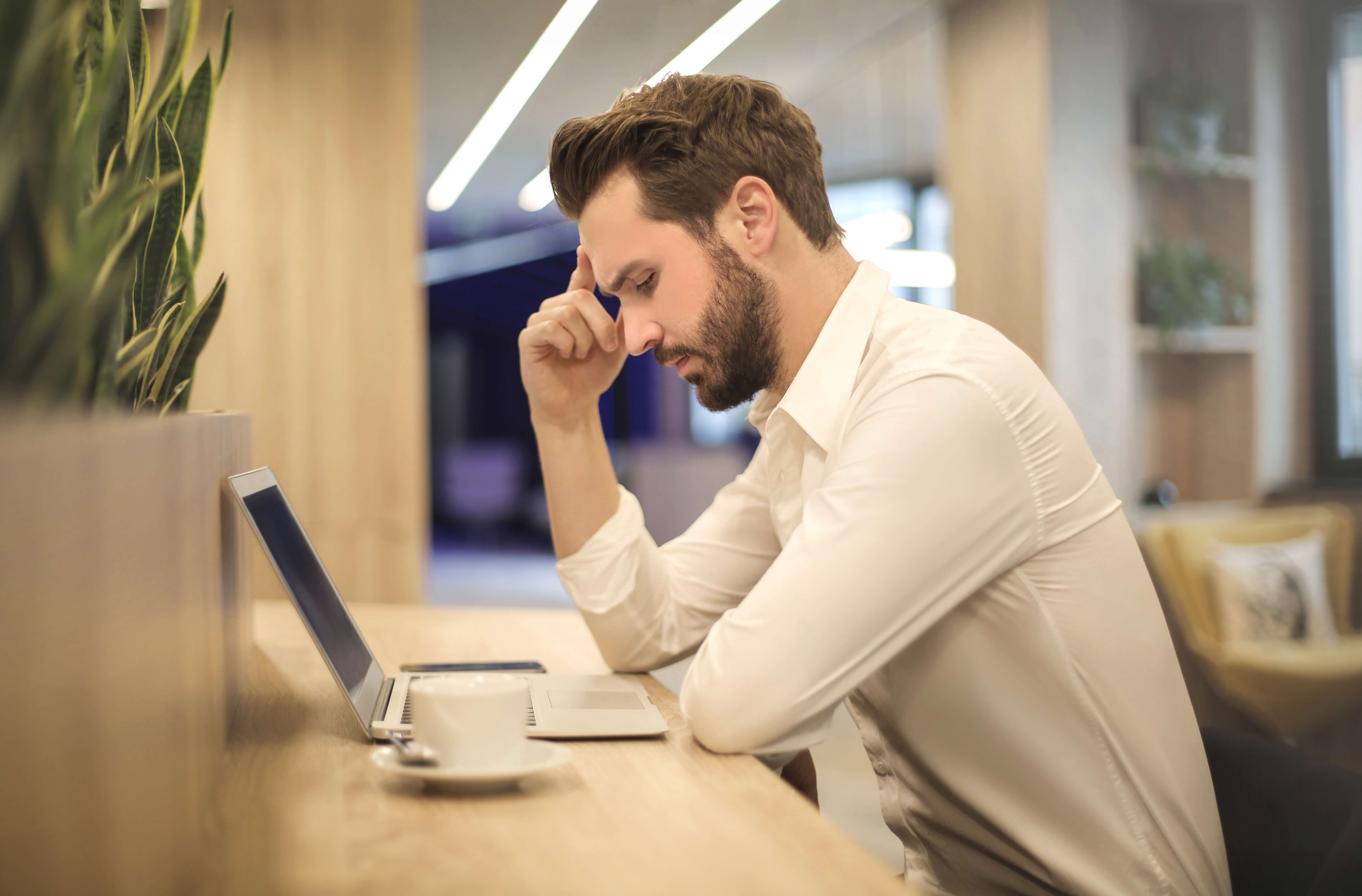 Encorvarse y sostener esta postura por largos períodos, es una de las principales causas de los dolores de espalda. (Foto: Pexels)