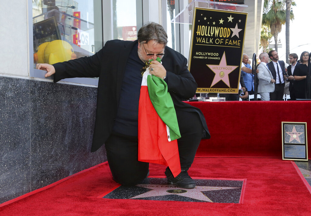 Guillermo del Toro portó una bandera mexicana, a la que besó durante la ceremonia en la que develó su estrella (AP).