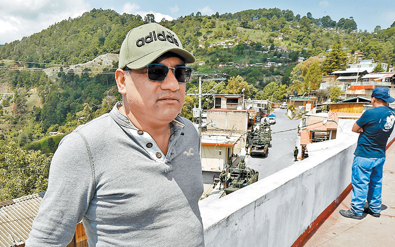 El líder ‘autodefensa’ admite que se reunió siete veces con el criminal para negociar la paz. (Héctor Téllez)