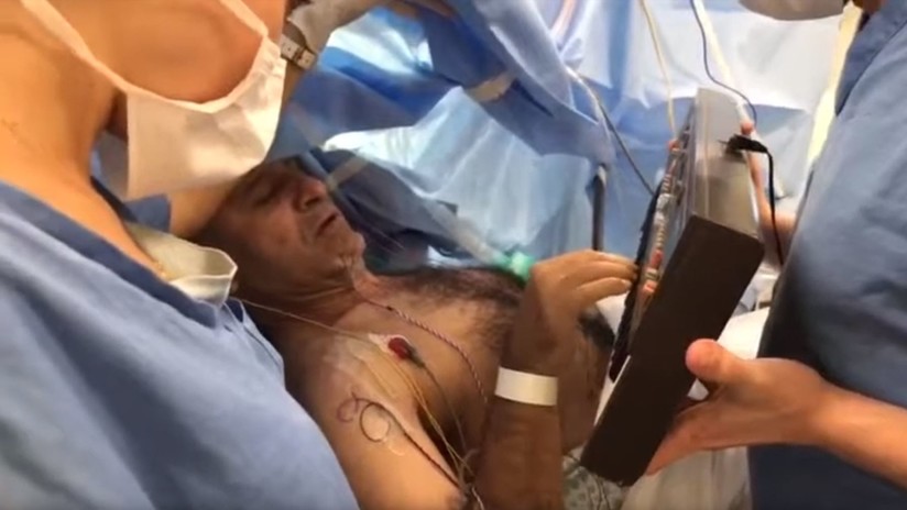 El músico tocó el piano mientras le extirpaban un tumor. (Crédito: Complexo de Saúde São João de Deus)