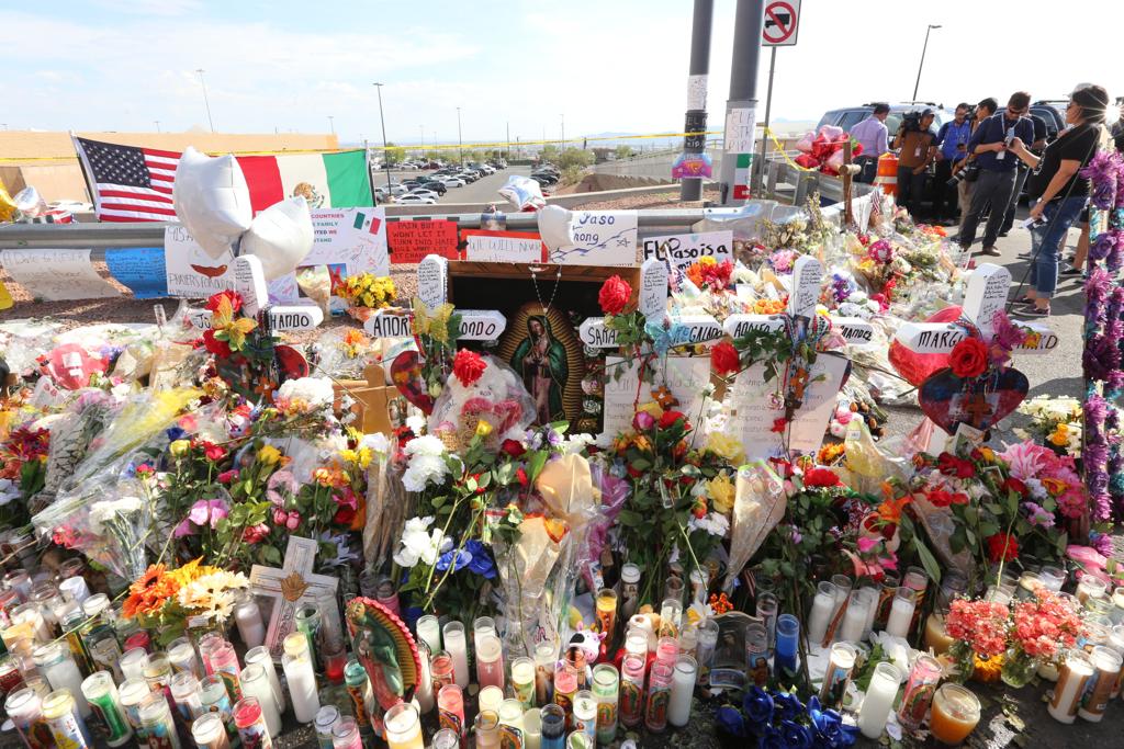 Ofrenda en el centro comercial Cielo Vista, en donde ocurrió el tiroteo (Jorge Carballo)