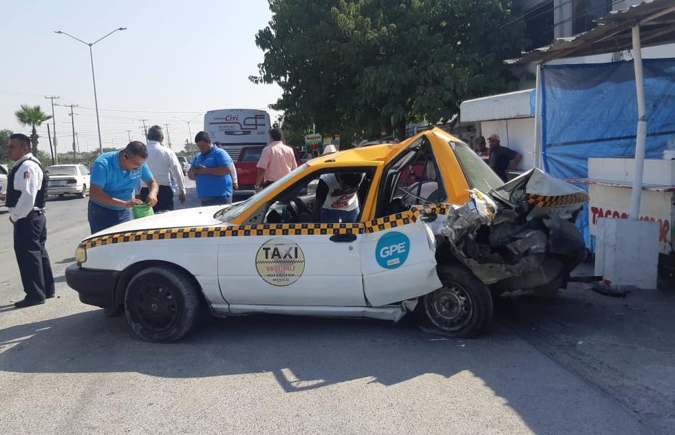 El taxi se impactó contra el techo de lámina de un puesto de tacos (Foto: Especial)