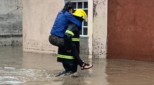 Vecinos se quedaron varados. (Especial)