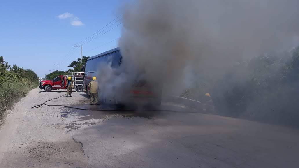 Cortocircuito provoca incendio en autobús de pasajeros (Foto/Lucero Reyes)