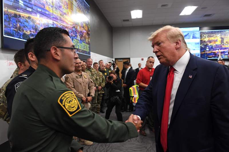 "Ustedes cuentan conmigo", dijo Trump a los elementos que acudieron al auxilio de las víctimas. (AFP)