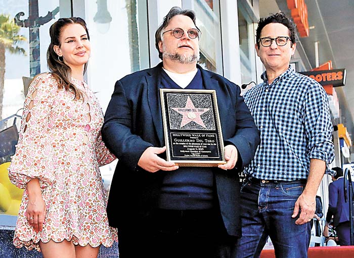 Lana del Rey y JJ Abrams acompañaron al cineasta en la ceremonia.