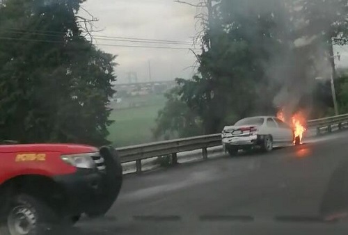 Las autoridades apoyaron a los pasajeros de la unidad. (Especial)