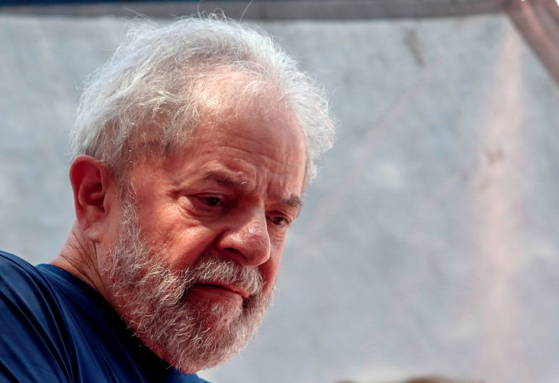 El ex mandatario fue condenado a 9 años y 6 meses de prisión por el juez Sergio Moro por supuesta corrupción. (AFP)