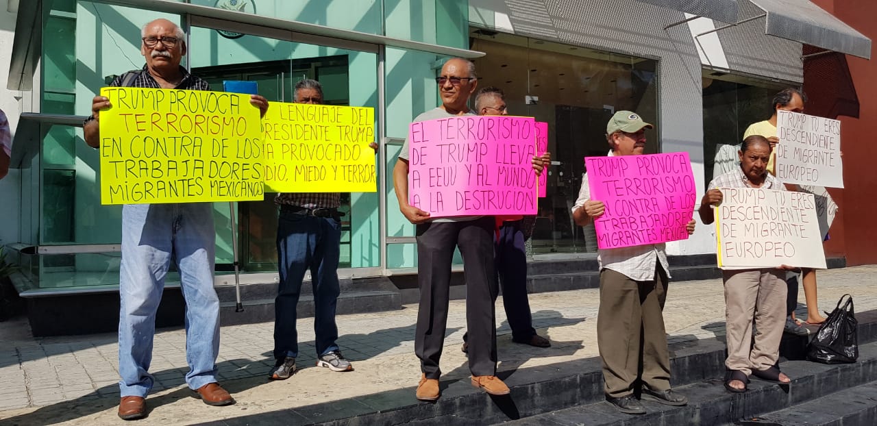 Los manifestantes llegaron con cartulinas frente al edificio. (Javier Trujillo)