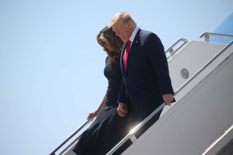 Trump, llegó al aeropuerto internacional de El Paso acompañado por su esposa Melania. (Reuters)