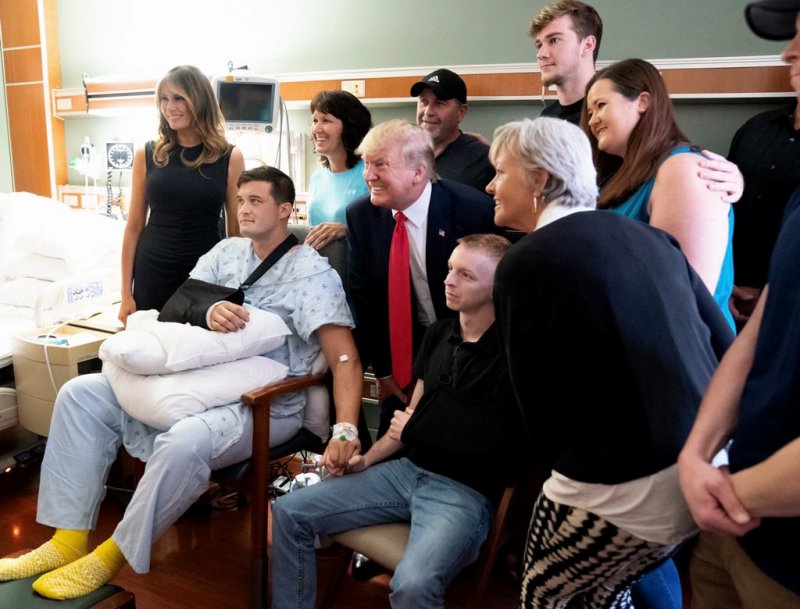 Trump aprovechó para tomarse fotos con los heridos del tiroteo. (Tomada de @realDonaldTrump)