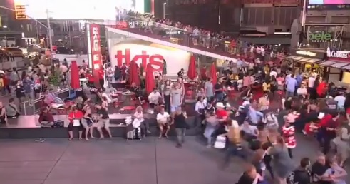Un video muestra a una muchedumbre saliendo disparada del área.
